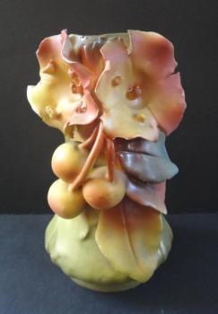 Keramik-Vase mit Kirschen